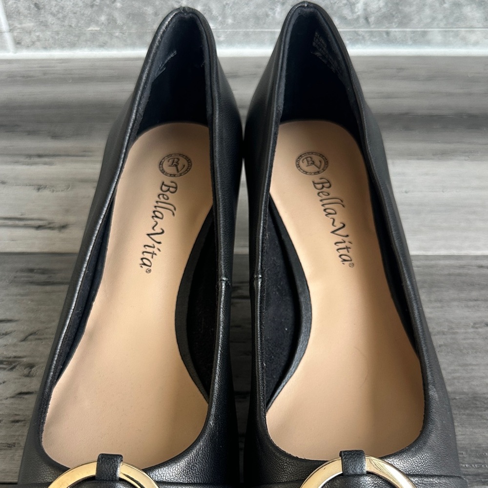 Brand New Bella Vita Black Kitten Heel with Gold Accent 8ww